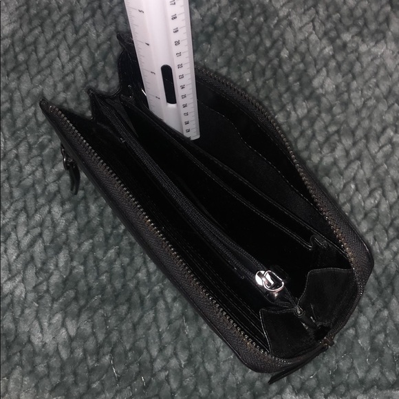 T Tahari Black Leather Zip Wallet - Picture 6 of 8